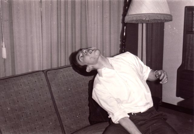 Tom wou demonstreren dat hij een kei was in het opvangen van druiven. In het maken van vlekken op de zetel ja!